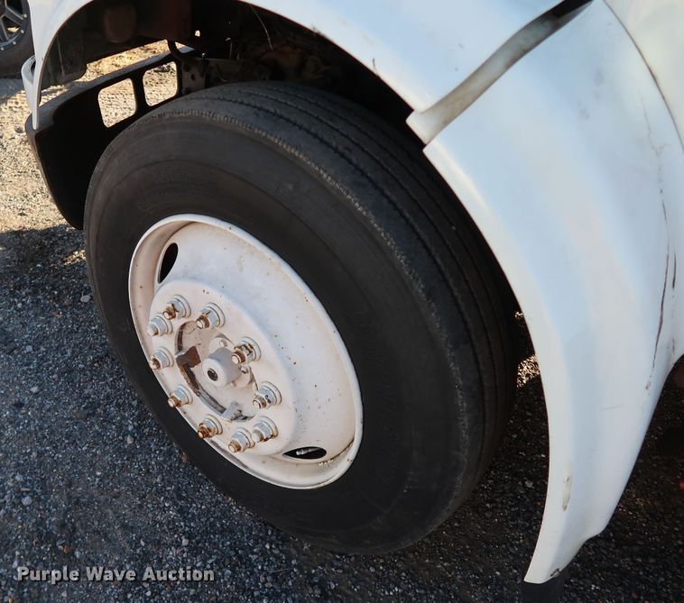 image for item DK3552 1999 International 4700  truck cab and chassis