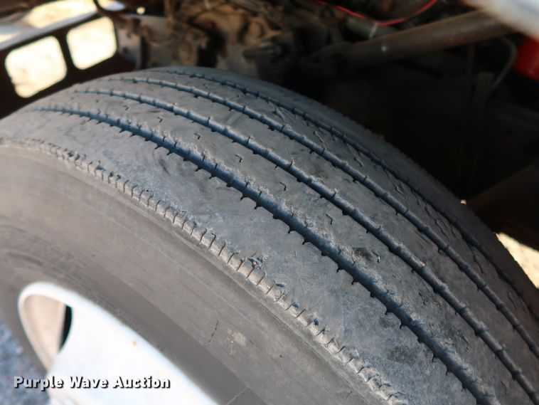 image for item DK3552 1999 International 4700  truck cab and chassis