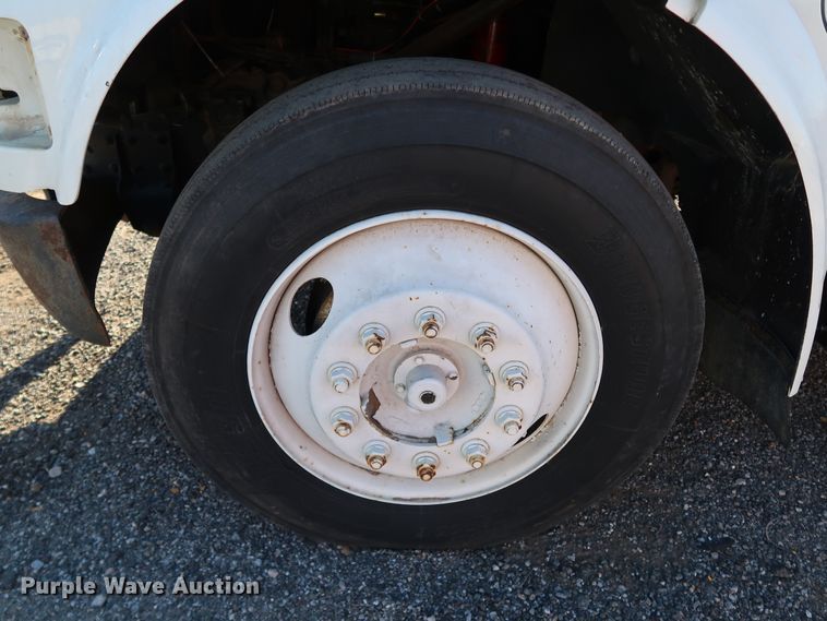 image for item DK3552 1999 International 4700  truck cab and chassis