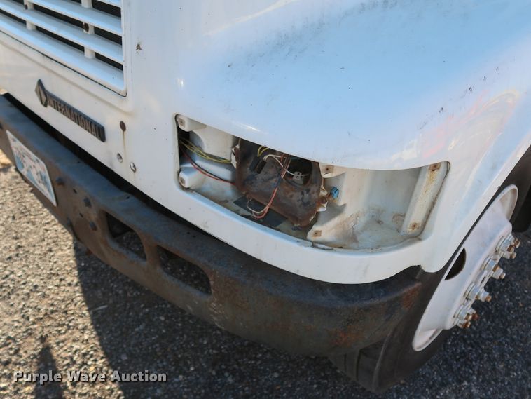 image for item DK3552 1999 International 4700  truck cab and chassis