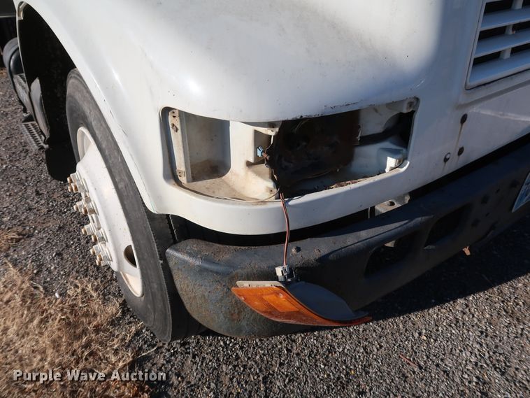 image for item DK3552 1999 International 4700  truck cab and chassis