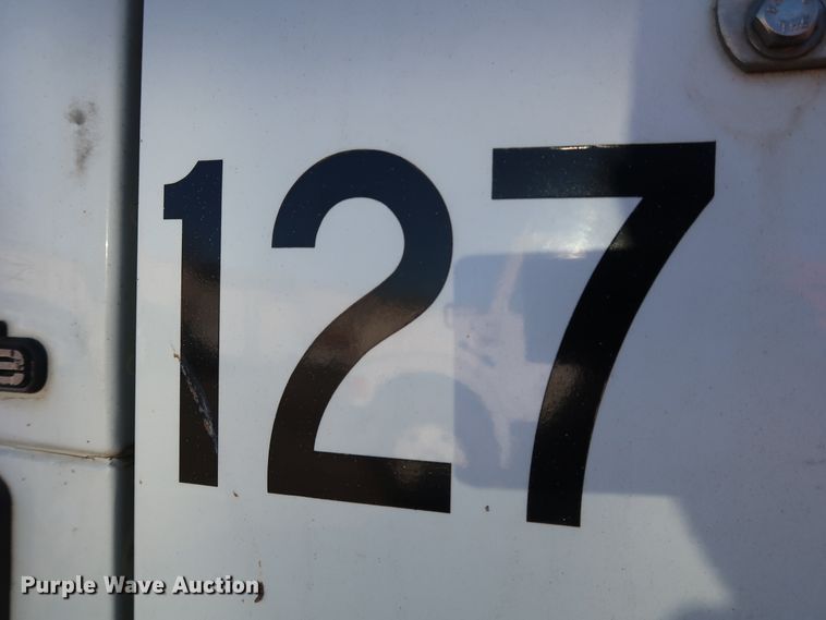 image for item DK3552 1999 International 4700  truck cab and chassis