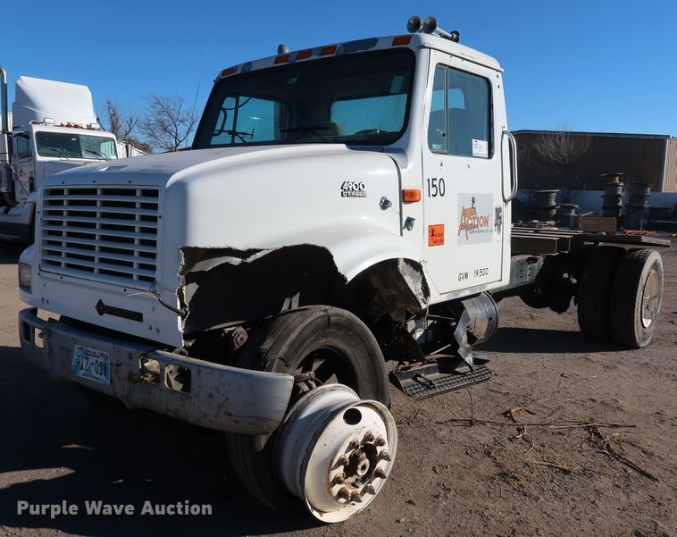 image for item DK3555 2000 International 4900  truck cab and chassis