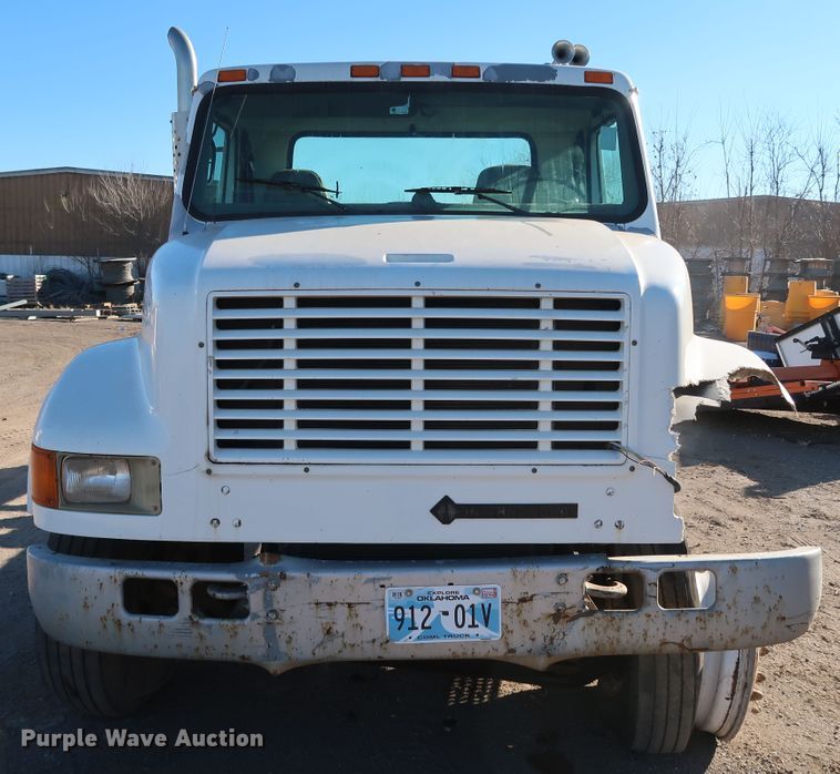 image for item DK3555 2000 International 4900  truck cab and chassis