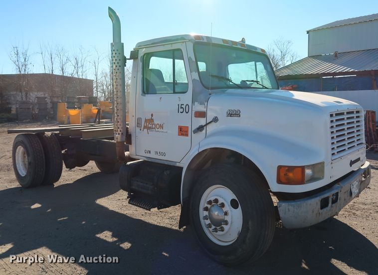 image for item DK3555 2000 International 4900  truck cab and chassis