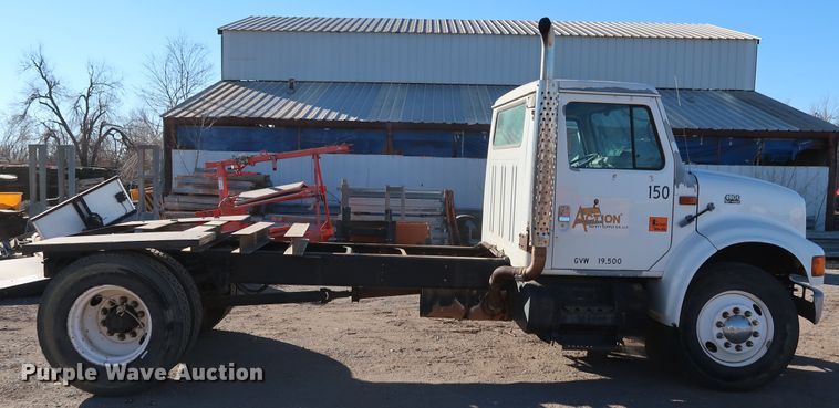 image for item DK3555 2000 International 4900  truck cab and chassis