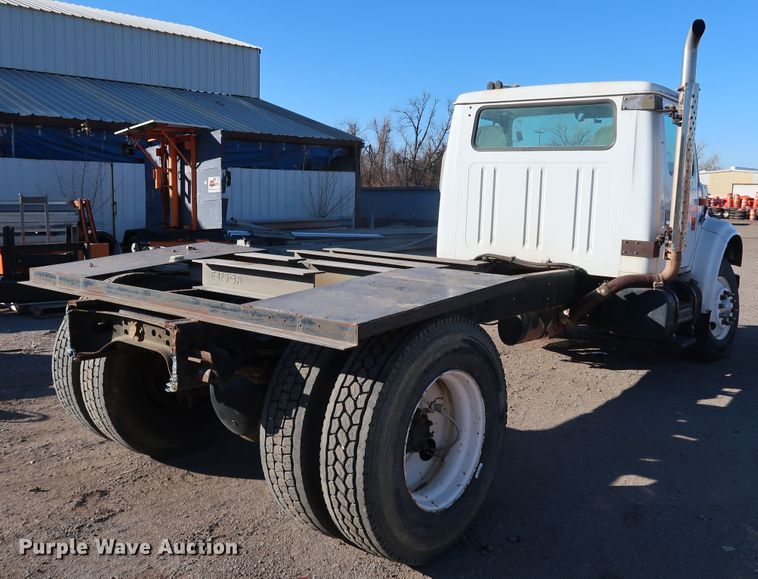 image for item DK3555 2000 International 4900  truck cab and chassis