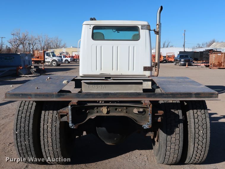 image for item DK3555 2000 International 4900  truck cab and chassis