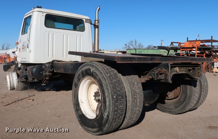 image for item DK3555 2000 International 4900  truck cab and chassis