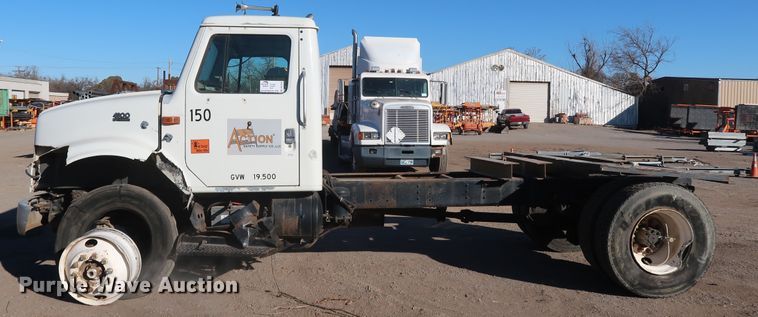 image for item DK3555 2000 International 4900  truck cab and chassis