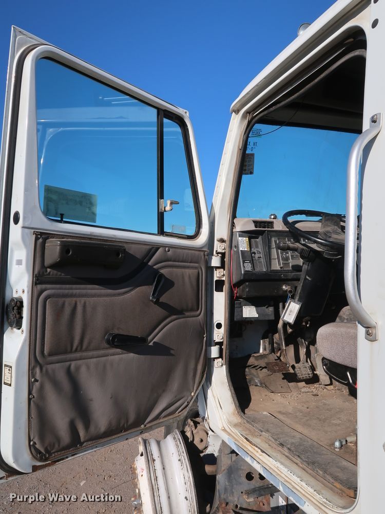image for item DK3555 2000 International 4900  truck cab and chassis