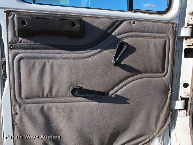 image for item DK3555 2000 International 4900  truck cab and chassis