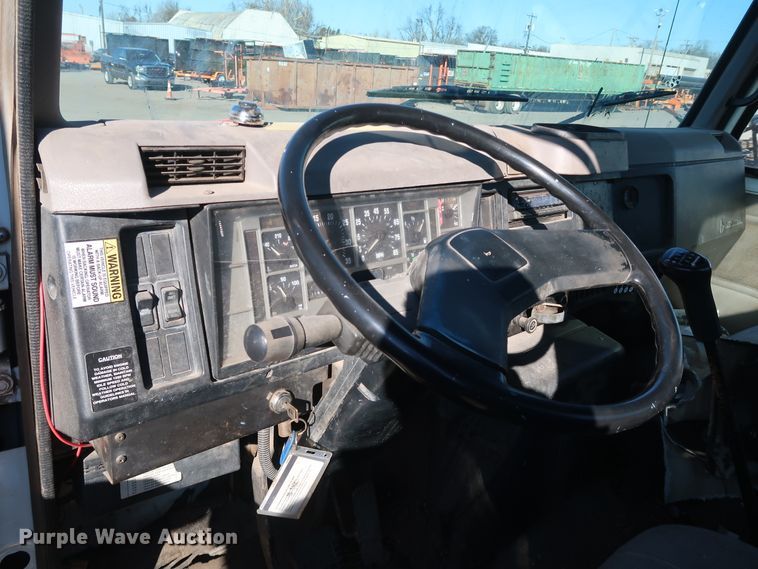 image for item DK3555 2000 International 4900  truck cab and chassis