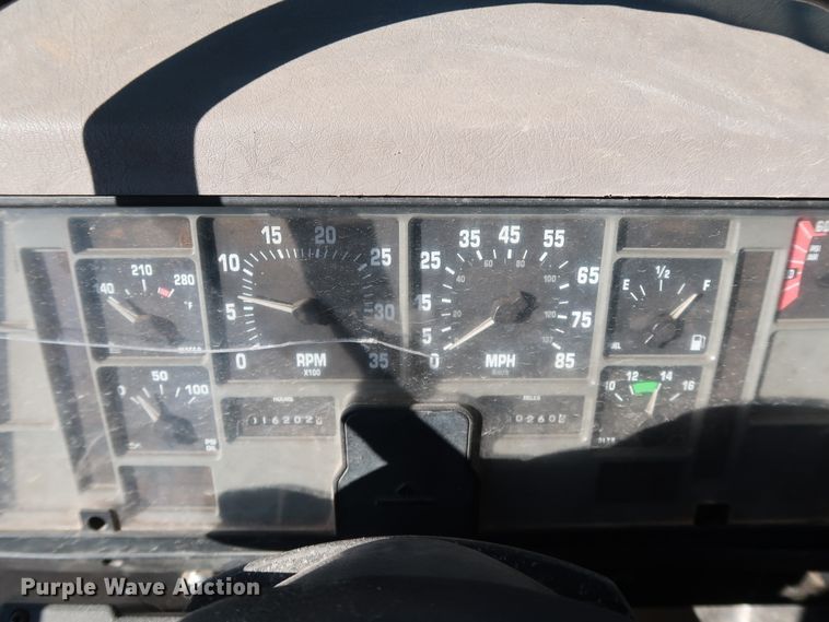 image for item DK3555 2000 International 4900  truck cab and chassis