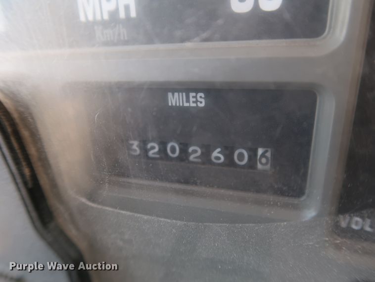 image for item DK3555 2000 International 4900  truck cab and chassis