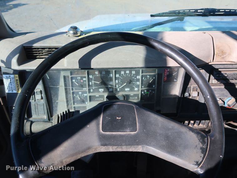 image for item DK3555 2000 International 4900  truck cab and chassis