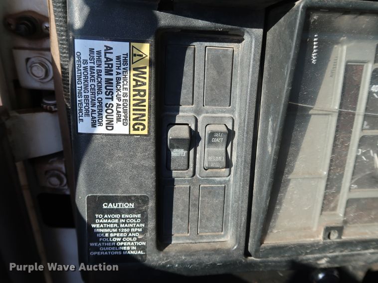 image for item DK3555 2000 International 4900  truck cab and chassis