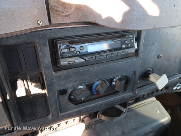 image for item DK3555 2000 International 4900  truck cab and chassis