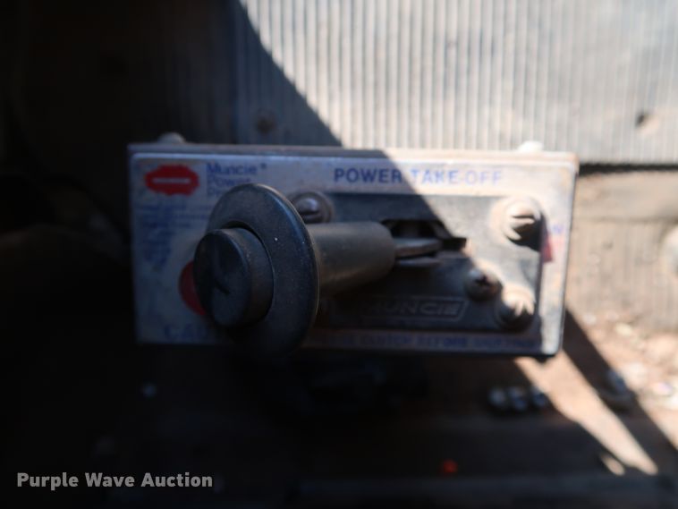 image for item DK3555 2000 International 4900  truck cab and chassis