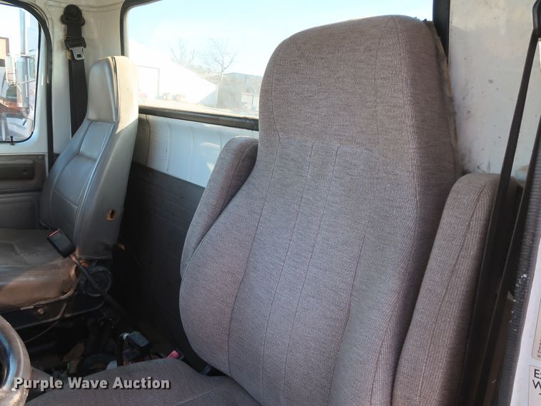 image for item DK3555 2000 International 4900  truck cab and chassis