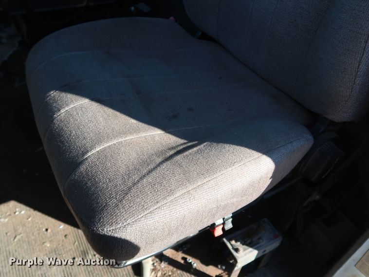 image for item DK3555 2000 International 4900  truck cab and chassis