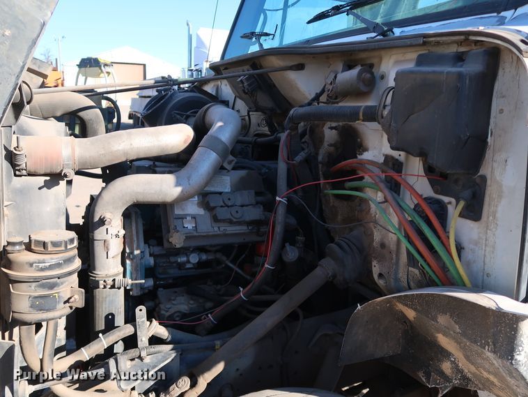 image for item DK3555 2000 International 4900  truck cab and chassis