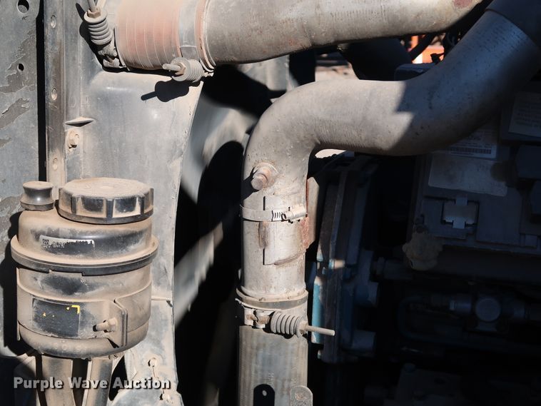 image for item DK3555 2000 International 4900  truck cab and chassis