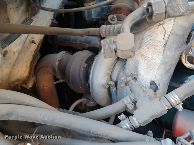 image for item DK3555 2000 International 4900  truck cab and chassis