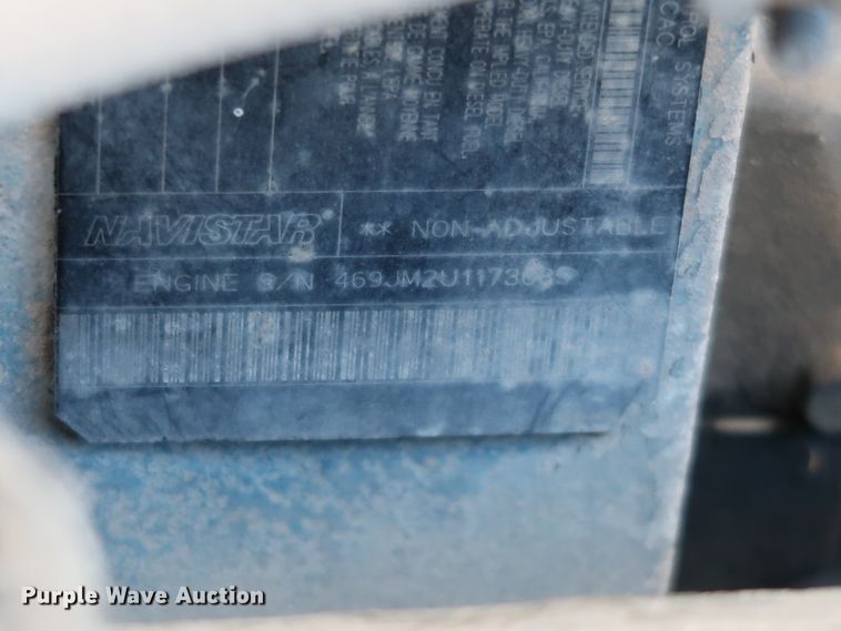 image for item DK3555 2000 International 4900  truck cab and chassis