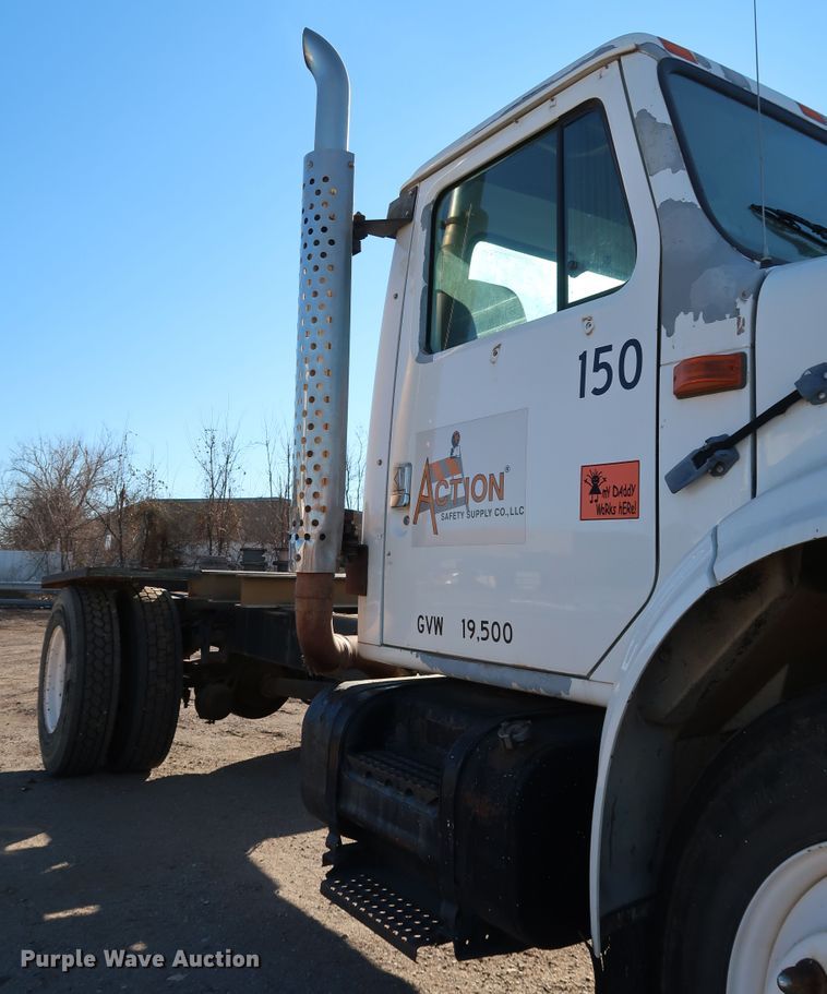 image for item DK3555 2000 International 4900  truck cab and chassis