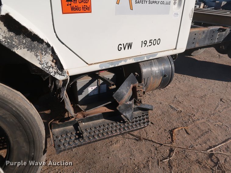 image for item DK3555 2000 International 4900  truck cab and chassis