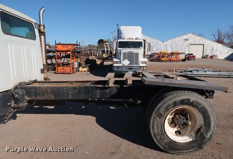 image for item DK3555 2000 International 4900  truck cab and chassis