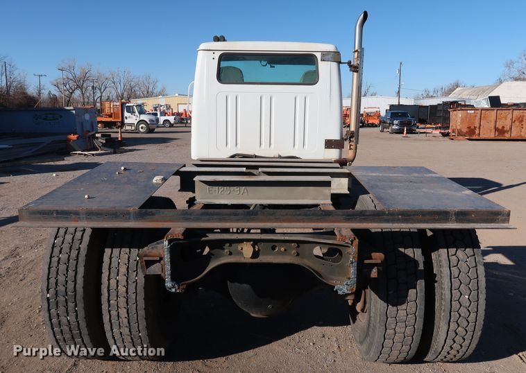 image for item DK3555 2000 International 4900  truck cab and chassis