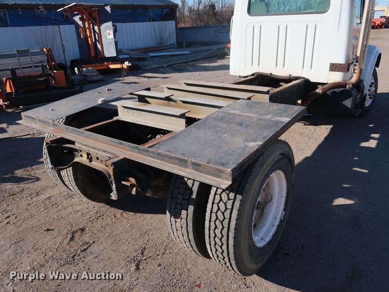 image for item DK3555 2000 International 4900  truck cab and chassis