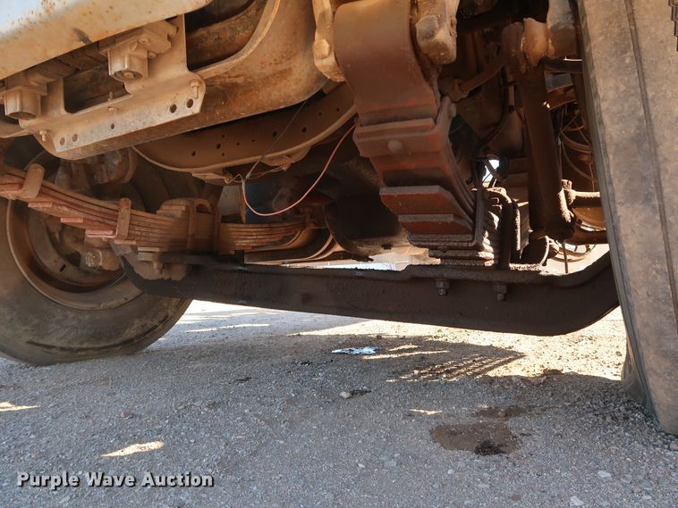 image for item DK3555 2000 International 4900  truck cab and chassis