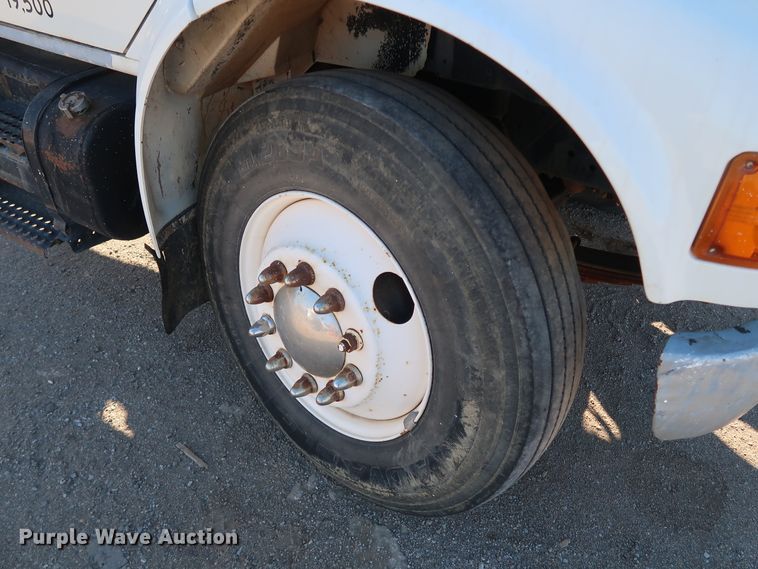 image for item DK3555 2000 International 4900  truck cab and chassis