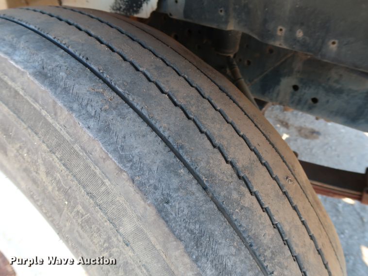 image for item DK3555 2000 International 4900  truck cab and chassis