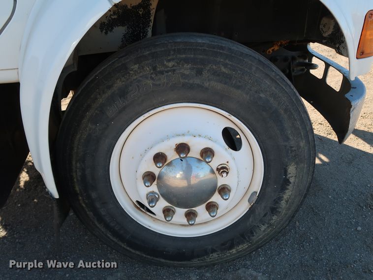 image for item DK3555 2000 International 4900  truck cab and chassis