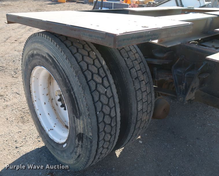 image for item DK3555 2000 International 4900  truck cab and chassis