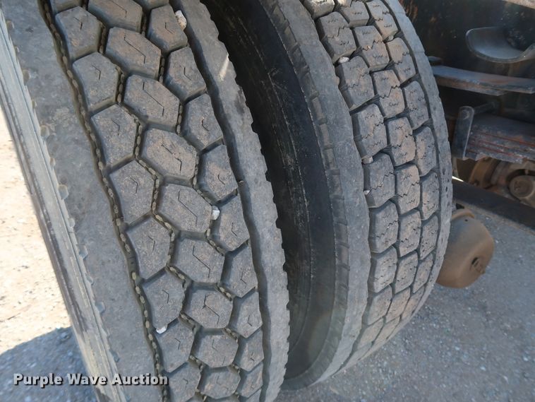 image for item DK3555 2000 International 4900  truck cab and chassis