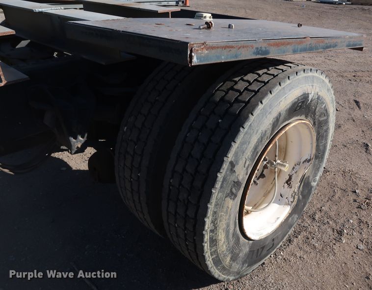 image for item DK3555 2000 International 4900  truck cab and chassis