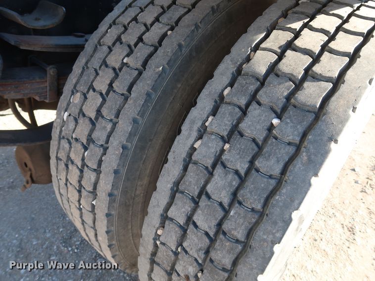 image for item DK3555 2000 International 4900  truck cab and chassis