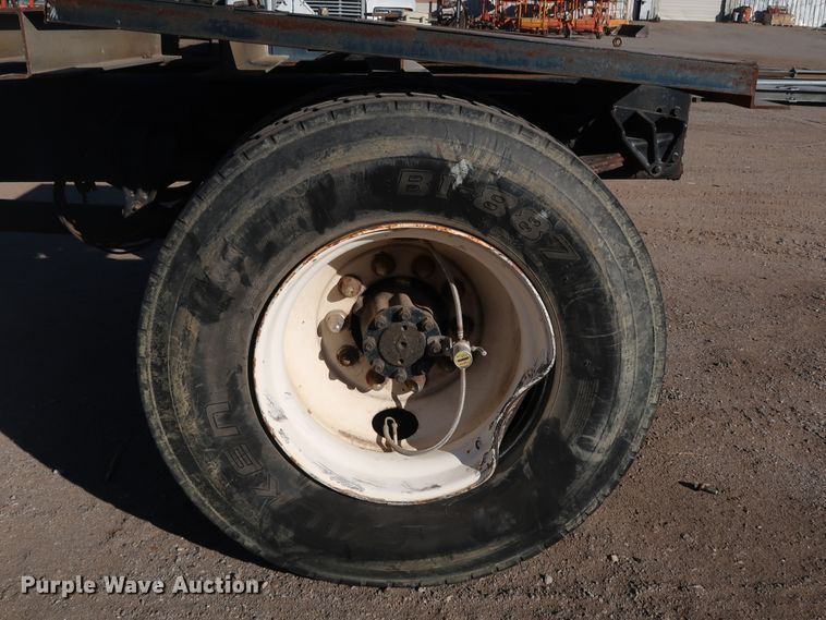 image for item DK3555 2000 International 4900  truck cab and chassis