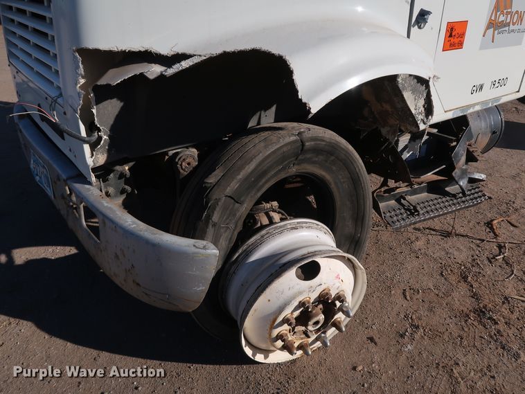 image for item DK3555 2000 International 4900  truck cab and chassis