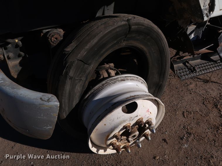 image for item DK3555 2000 International 4900  truck cab and chassis