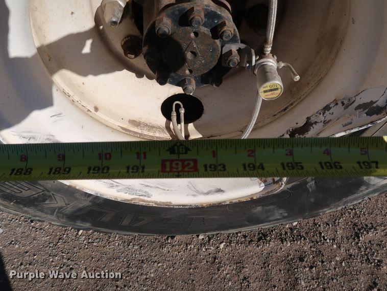 image for item DK3555 2000 International 4900  truck cab and chassis