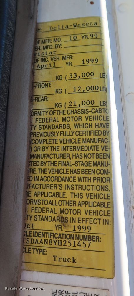 image for item DK3555 2000 International 4900  truck cab and chassis