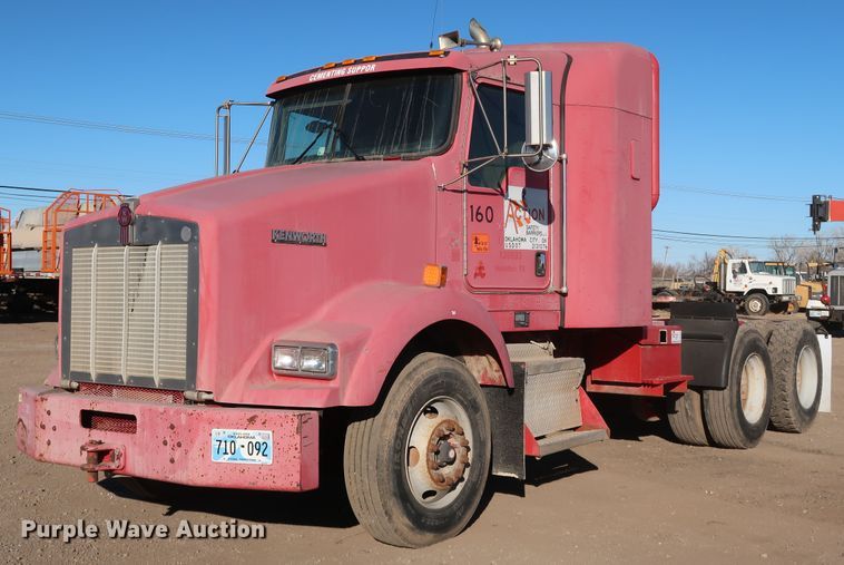 image for item DK3563 2004 Kenworth T800  semi truck
