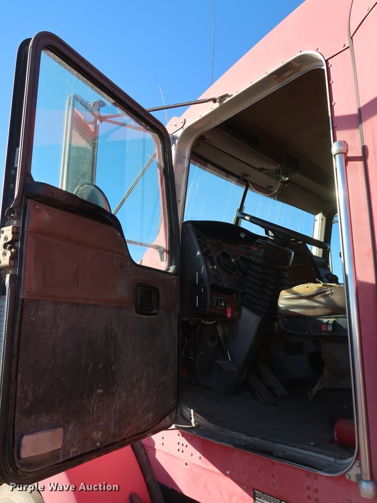 image for item DK3563 2004 Kenworth T800  semi truck