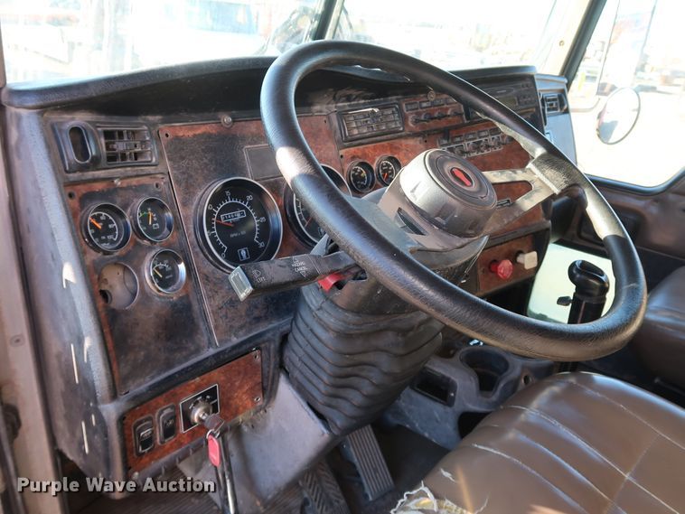 image for item DK3563 2004 Kenworth T800  semi truck